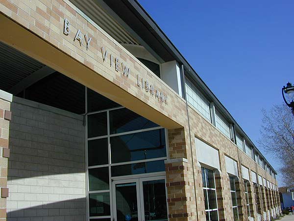 [The first of the new libraries. <a href=http://www.mpl.org/files/branch/bayview.htm>Bay View Library</a> had everything going for it. Sunny, spacious, a diorama about the Bay View Massacre prominently displayed inside. It was all set to be my favorite library, until....
]
