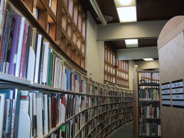 [So lovely, this library. The library is in a horseshoe shape, sort of like the Mill Road library but with curves instead of angles. There was an enclosed garden area in the center of the horseshoe.
]